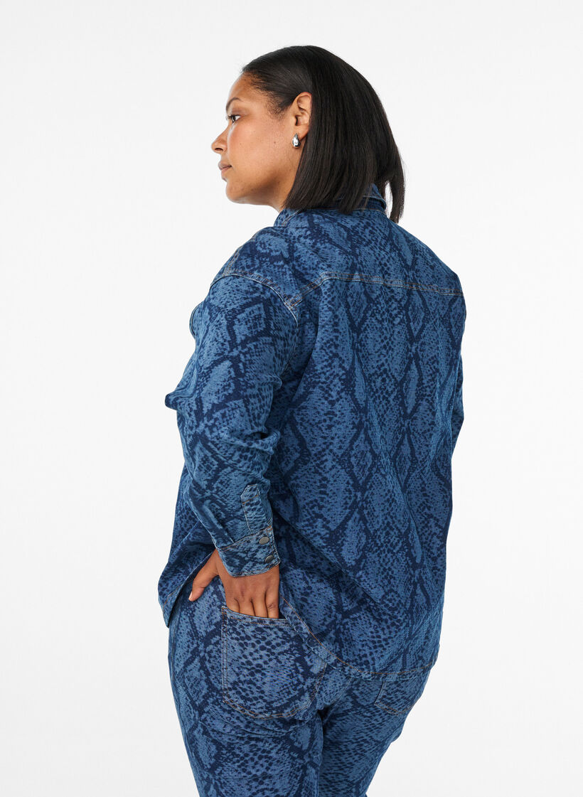 Loose denim shirt with snake print, Blue, Model