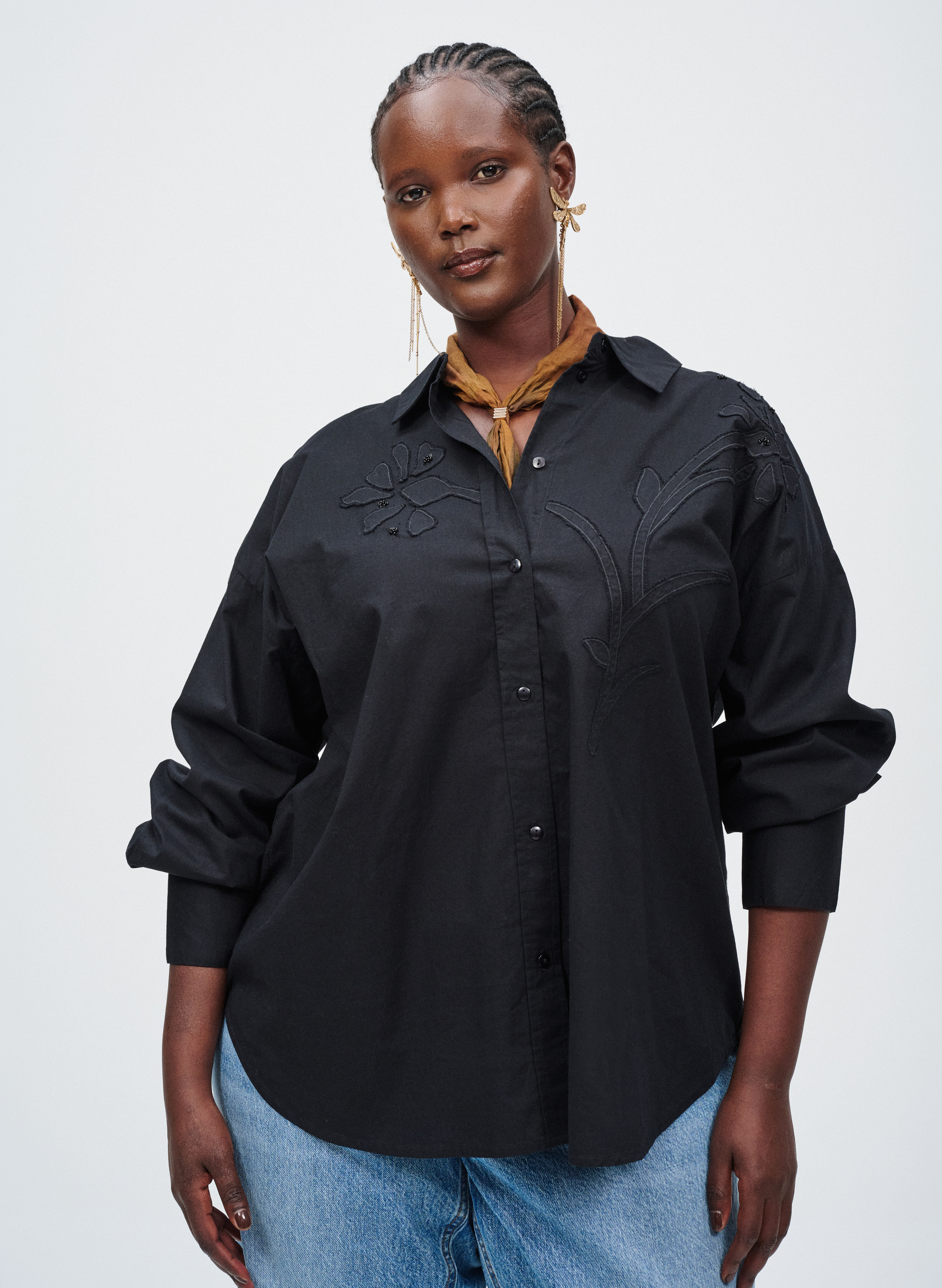 Zizzifashion Black shirt with floral embroidery, , Model