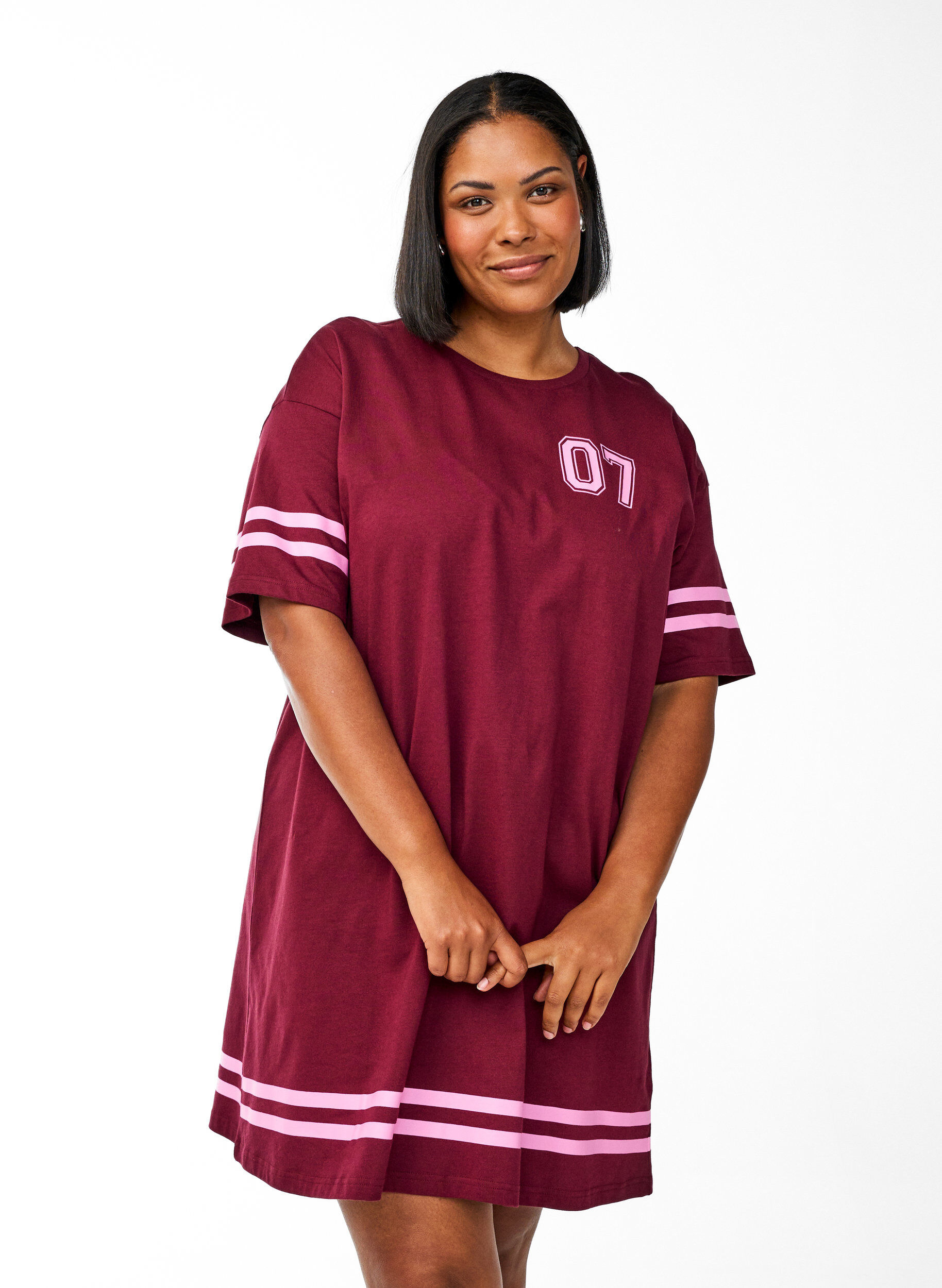 Short T-shirt dress with sporty details, Dark Bordeaux, Model