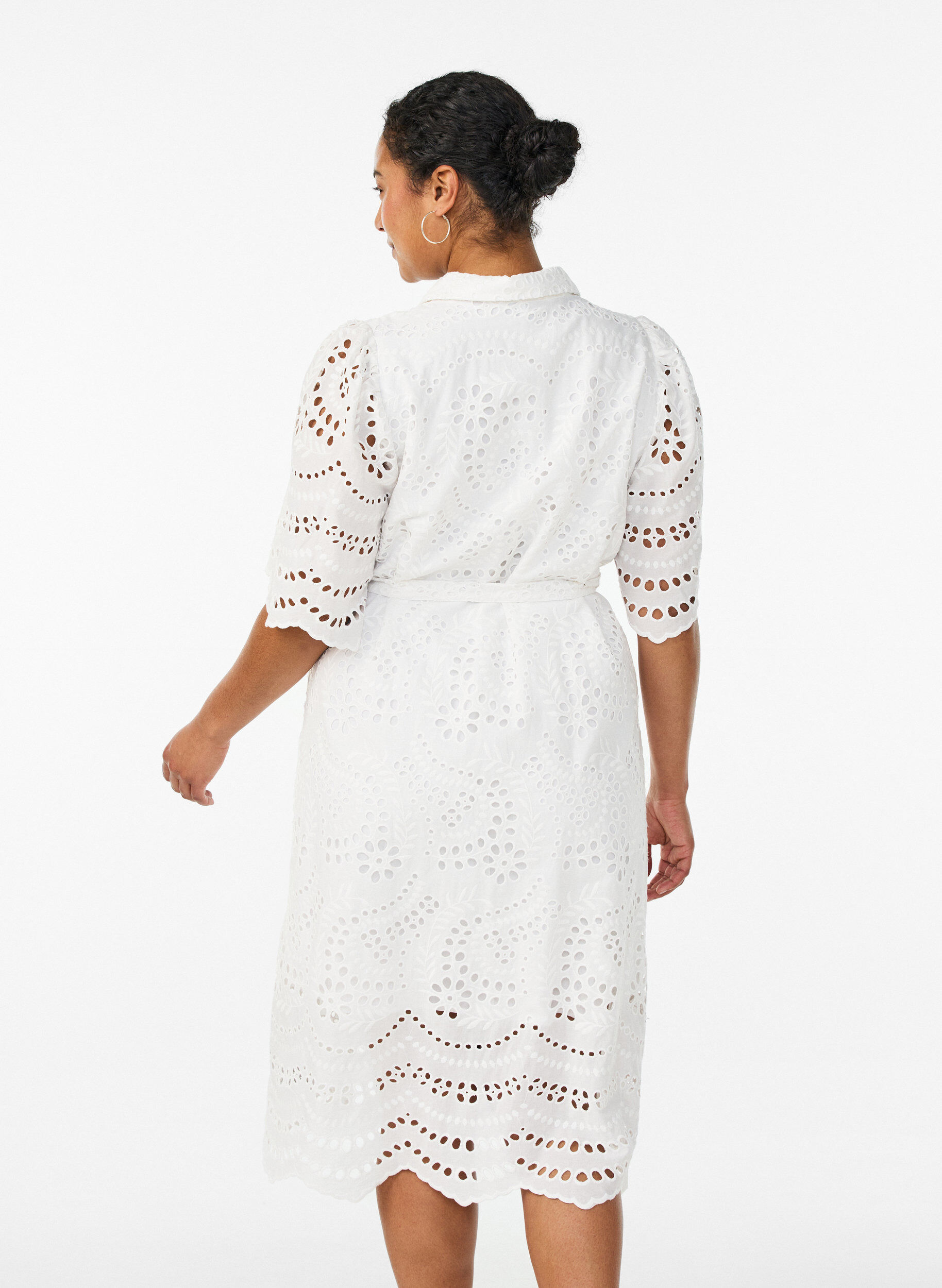 Zizzifashion Shirt dress in broderie anglaise with a tie-belt, White, Model image number 2