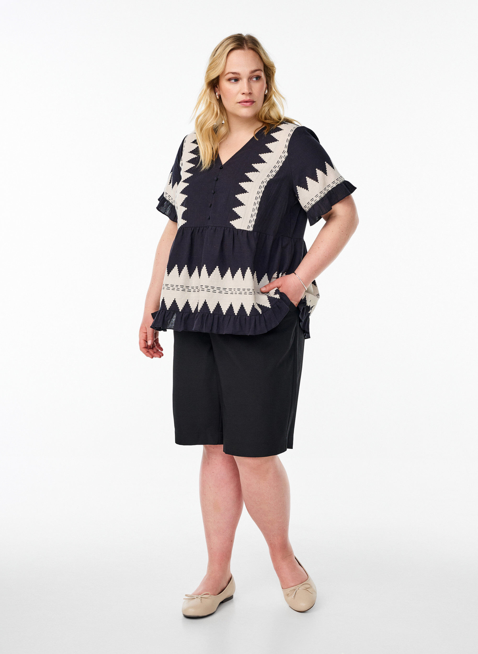 Zizzifashion Short-sleeved blouse with ruffles and graphic pattern, Black, Model image number 1