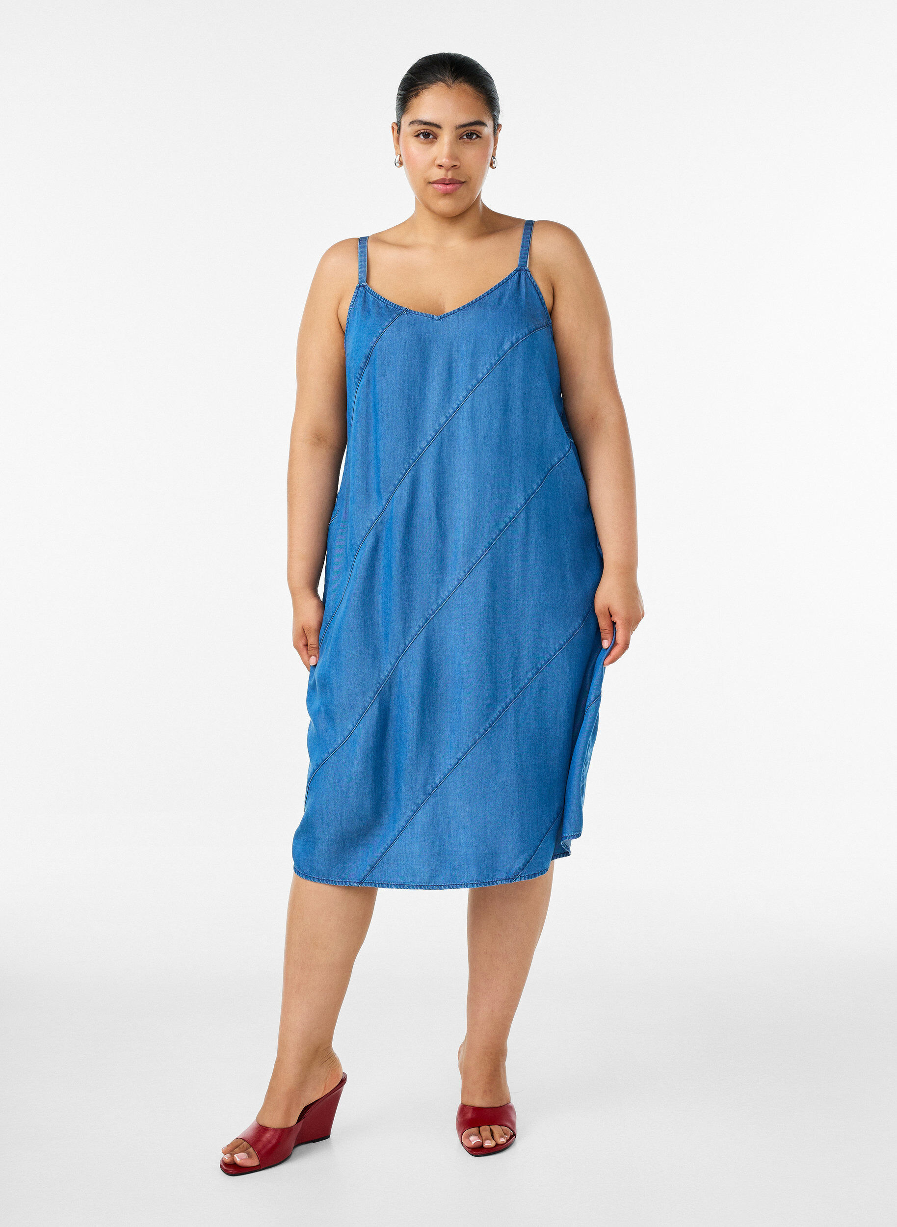 Zizzifashion Denim-look dress in TENCEL&trade; Lyocell with straps, Blue, Model image number 1