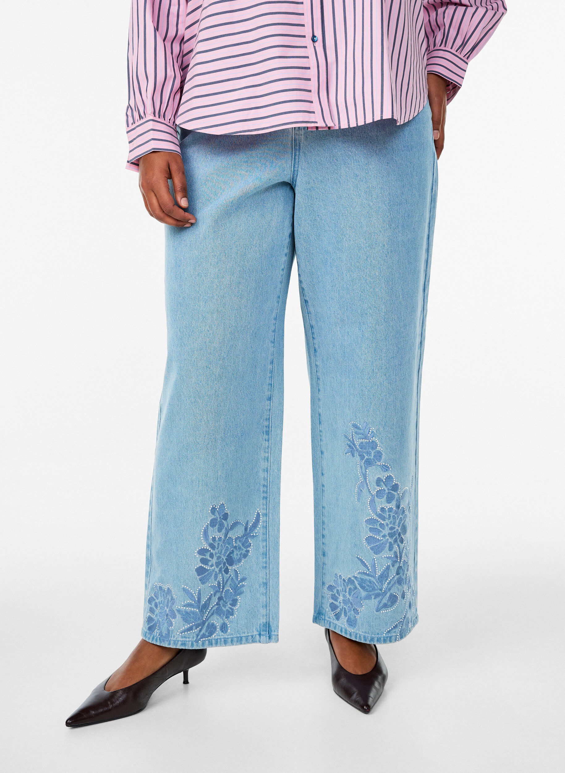 Zizzifashion Myra jeans with wide fit and flower details, Light Blue, Model image number 2