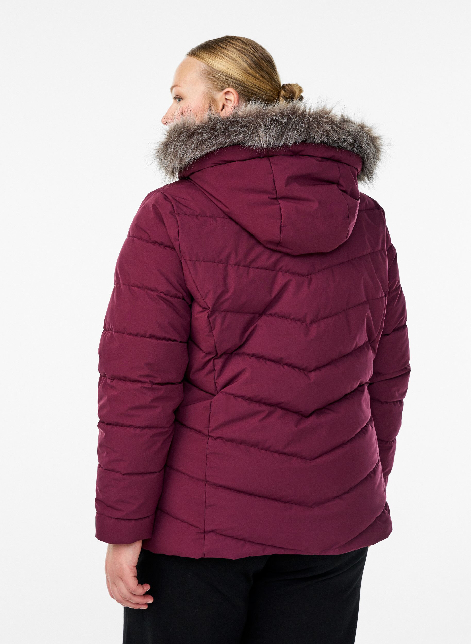 Zizzifashion Short puffer jacket with hood, Dark Bordeaux, Model image number 2