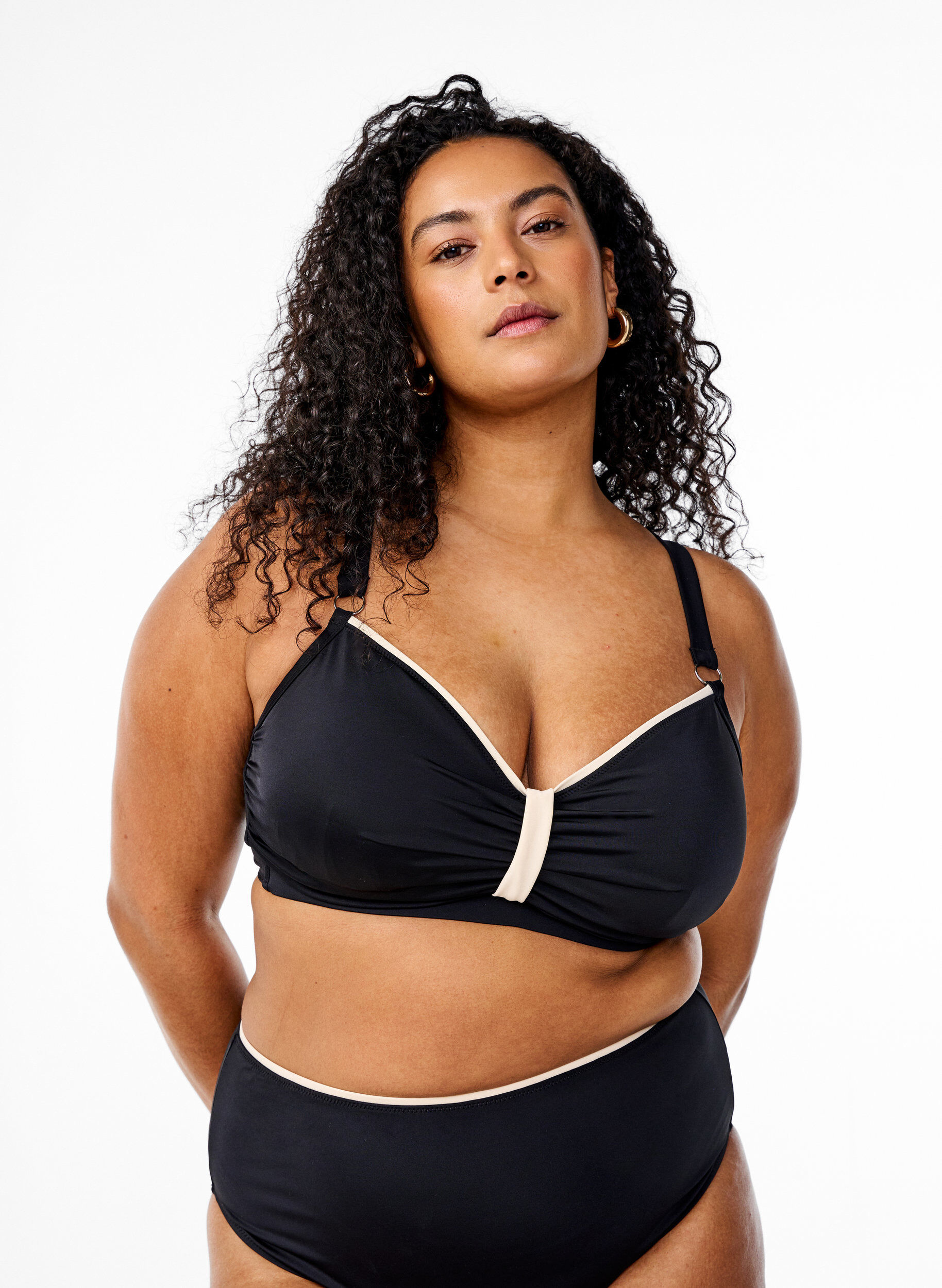 Zizzifashion Bikini top with ruching and contrast details, Black, Model image number 0