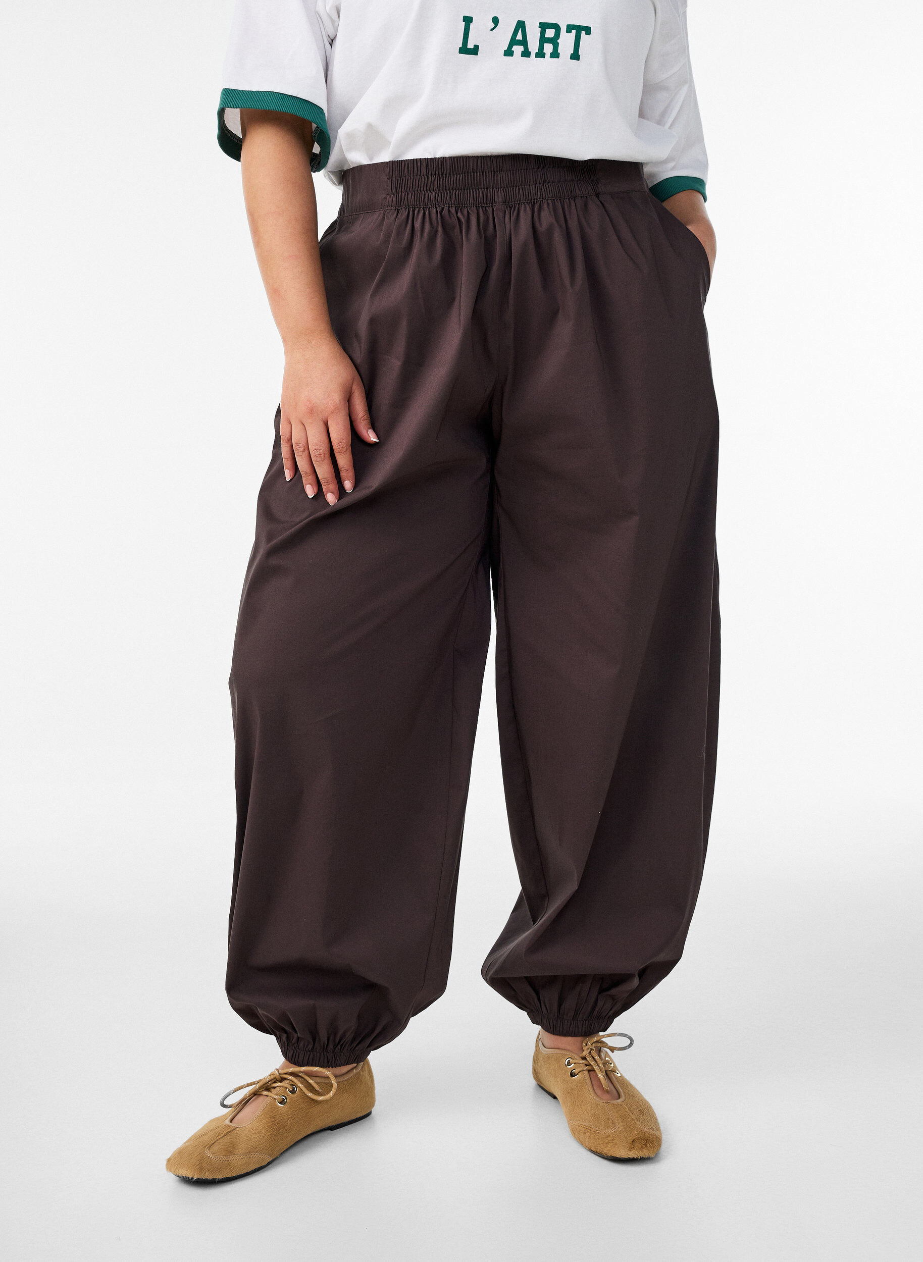 Zizzifashion Balloon trousers with pockets and an elasticated waistband, Brown, Model image number 2