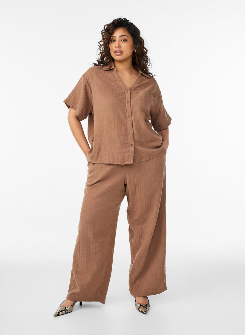 High-waisted cotton muslin trousers with loose legs, Brown, Model