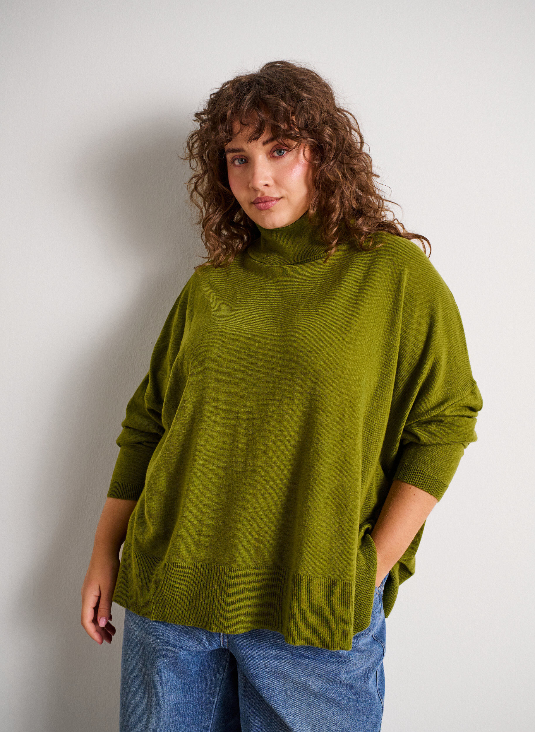 Turtleneck jumper with a loose fit, Green, Model
