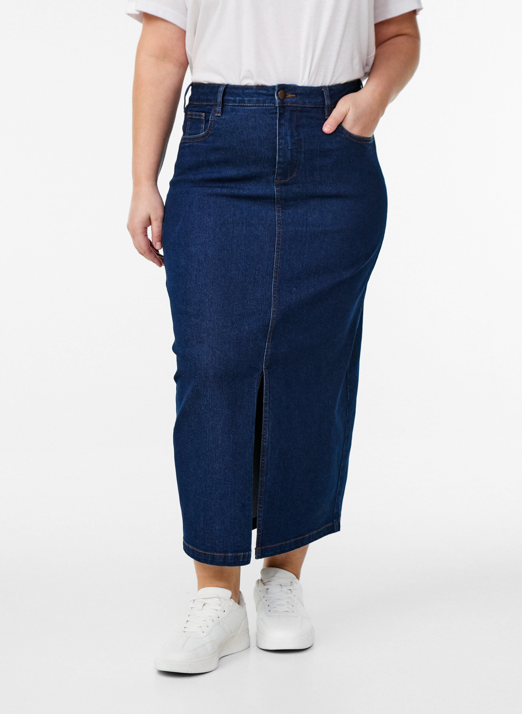 Zizzifashion FLASH - Midi denim skirt with a front slit, Blue, Model image number 2