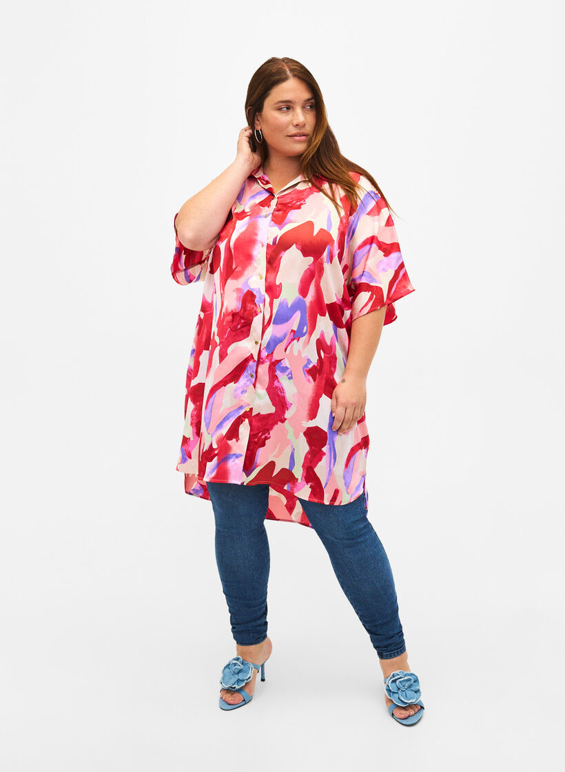 Long satin shirt with print, Geranium Graphic AOP, Model image number 2