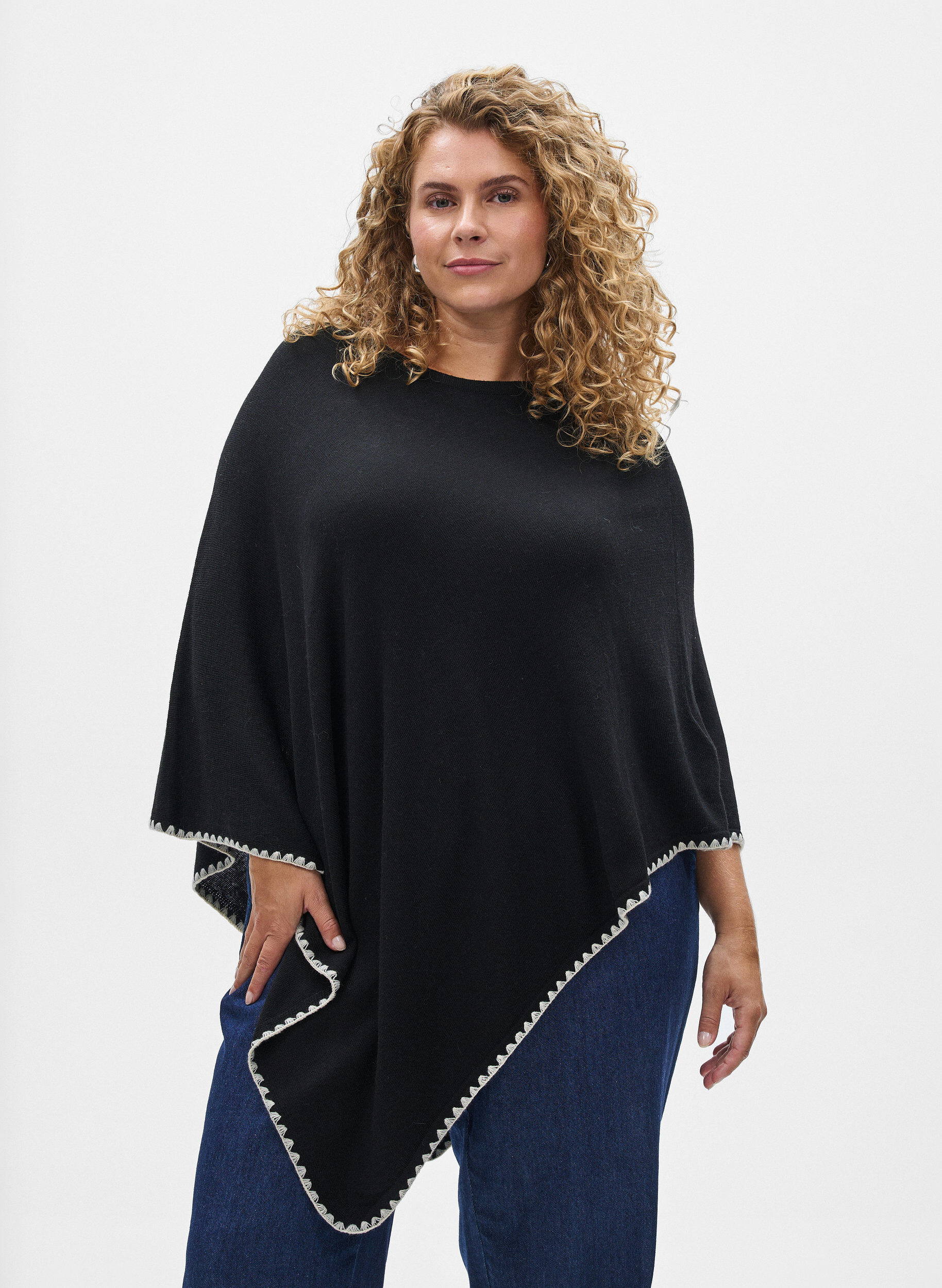 Fine-knit poncho, Black, Model