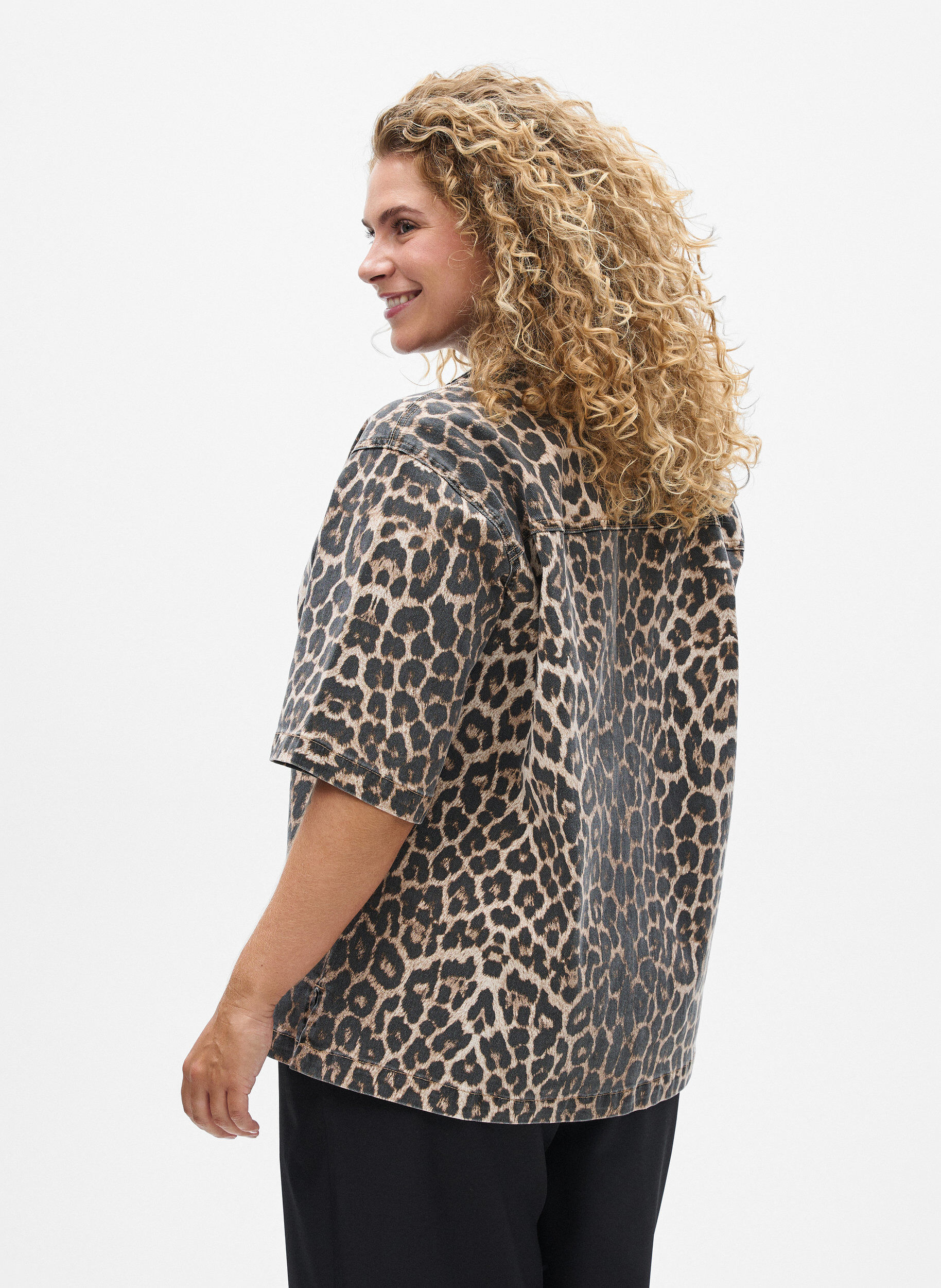 Zizzifashion Leopard print denim blouse with collar and half sleeves, Brown, Model image number 2