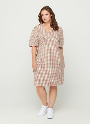 Short-sleeved checked wrap dress, Coloured Check, Model image number 3