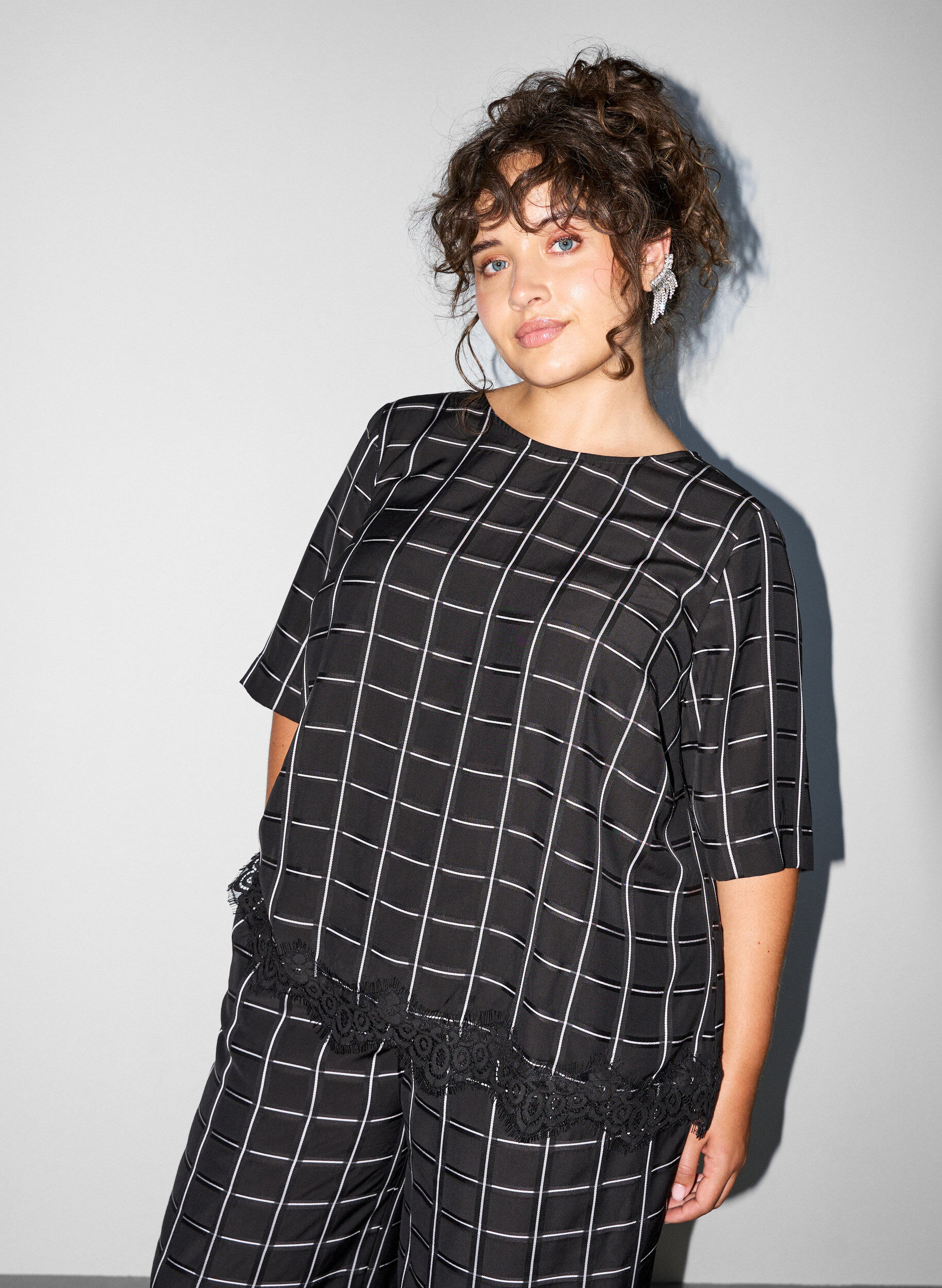 Checked blouse with lace trim and elbow-length sleeves, Black, Model