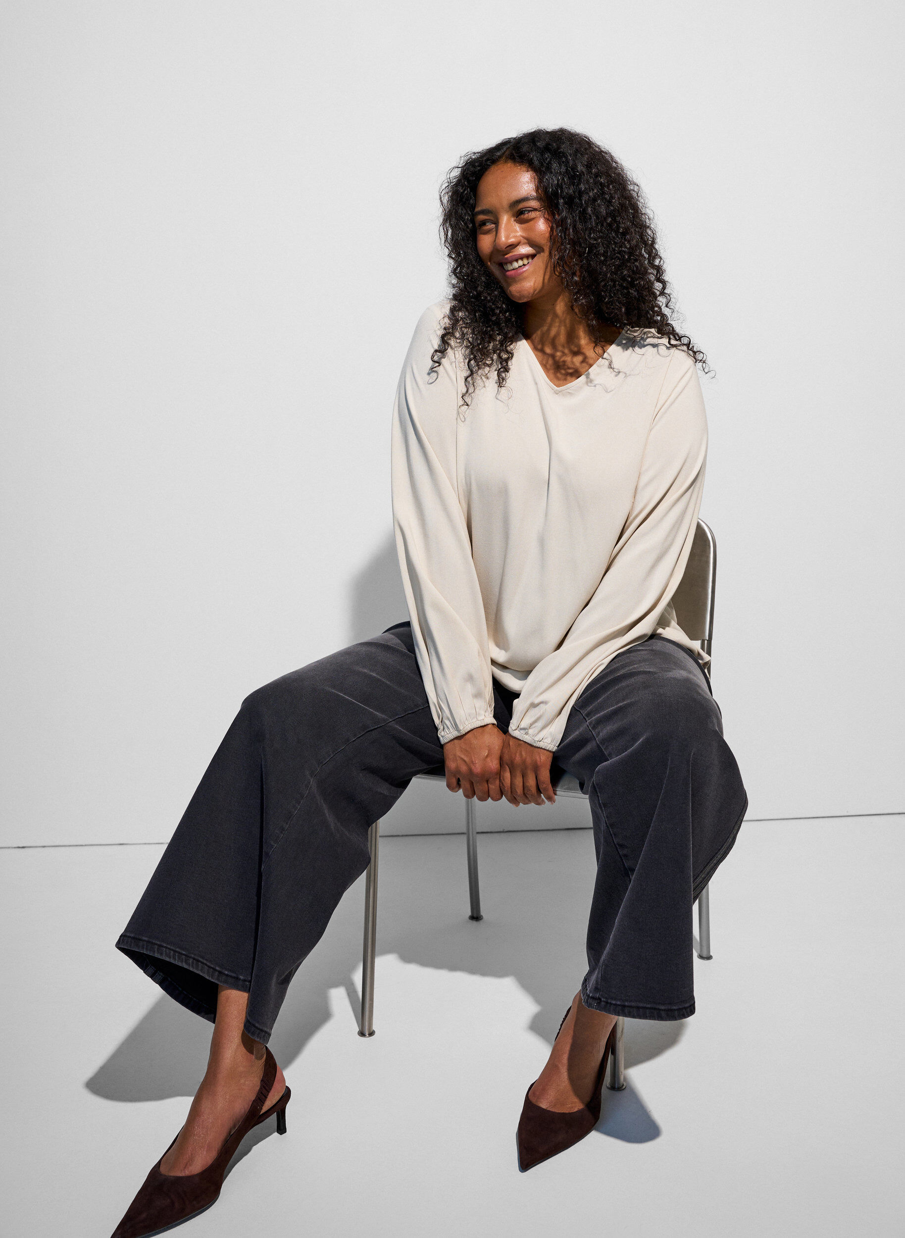 Viscose blouse with V-neck and rounded hem, Beige, Model