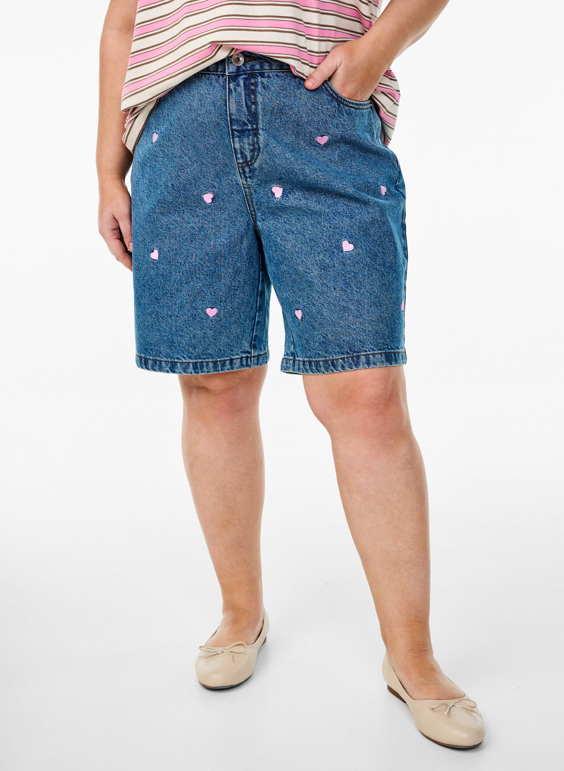 Zizzifashion High-waist denim shorts with embroidered hearts, Light Blue, Model image number 3