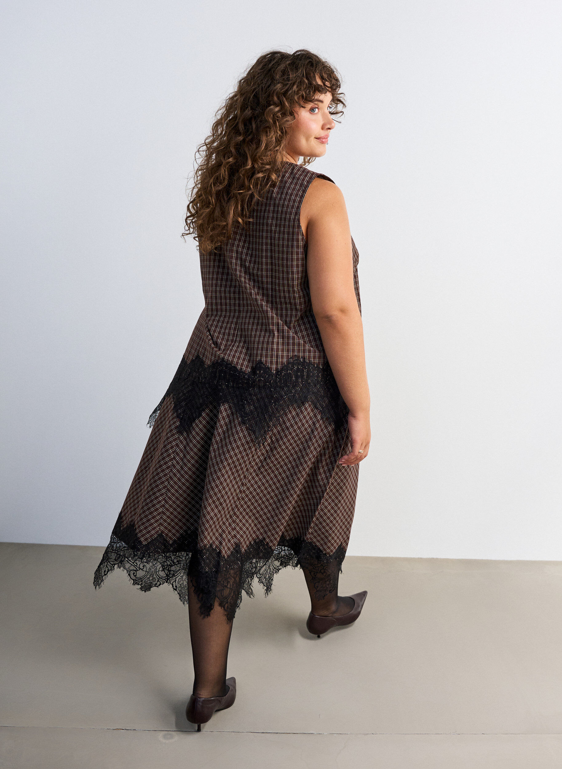ZizzifashionChecked top with asymmetric lace trim, Brown, Model image number 2