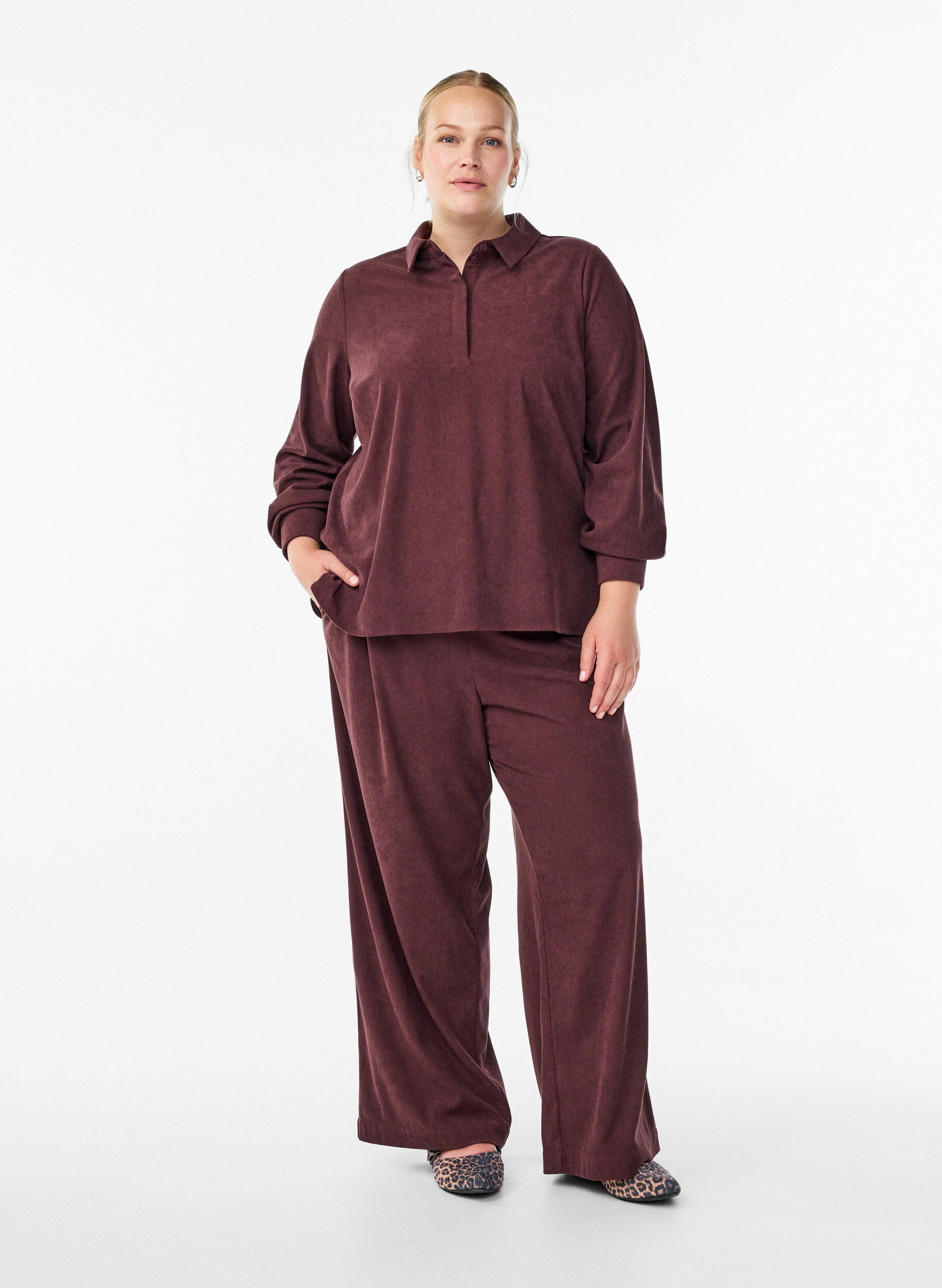 Velvet trousers with a wide leg, Dark Bordeaux, Model